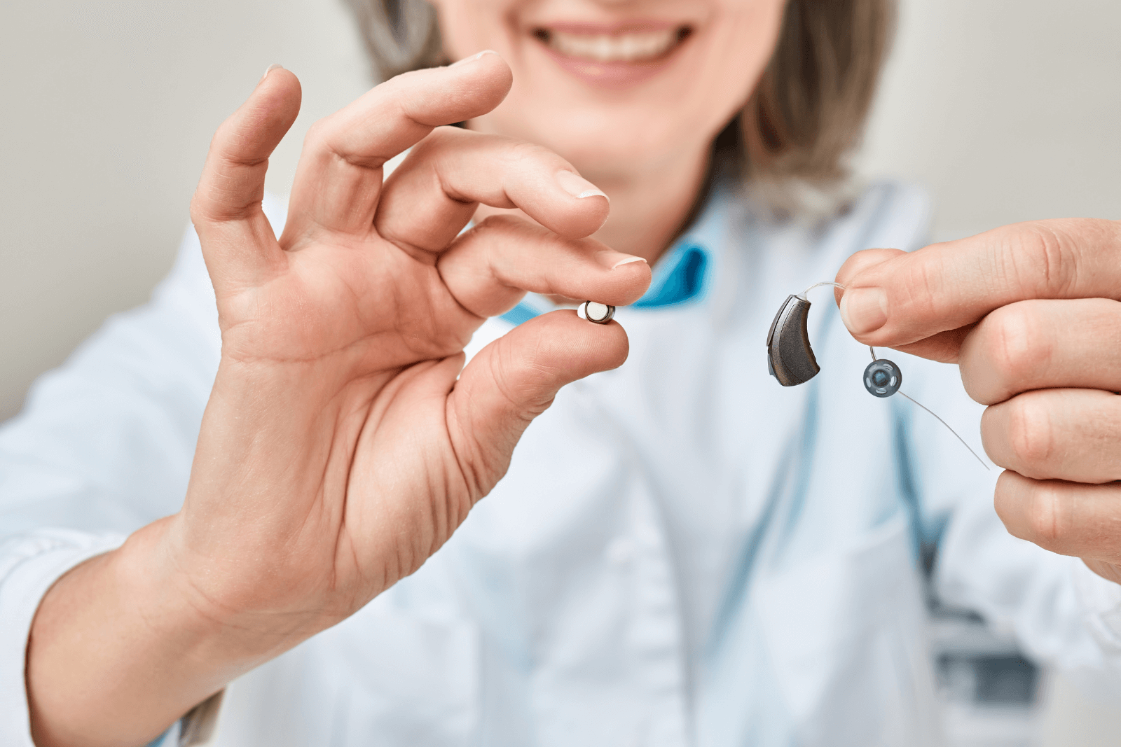Apparecchi acustici ricaricabili rispetto a quelli a batteria: la guida completa per scegliere la soluzione giusta