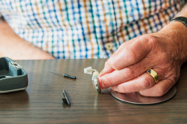 Guida definitiva alla pulizia e alla cura degli apparecchi acustici: consigli per longevità e prestazioni